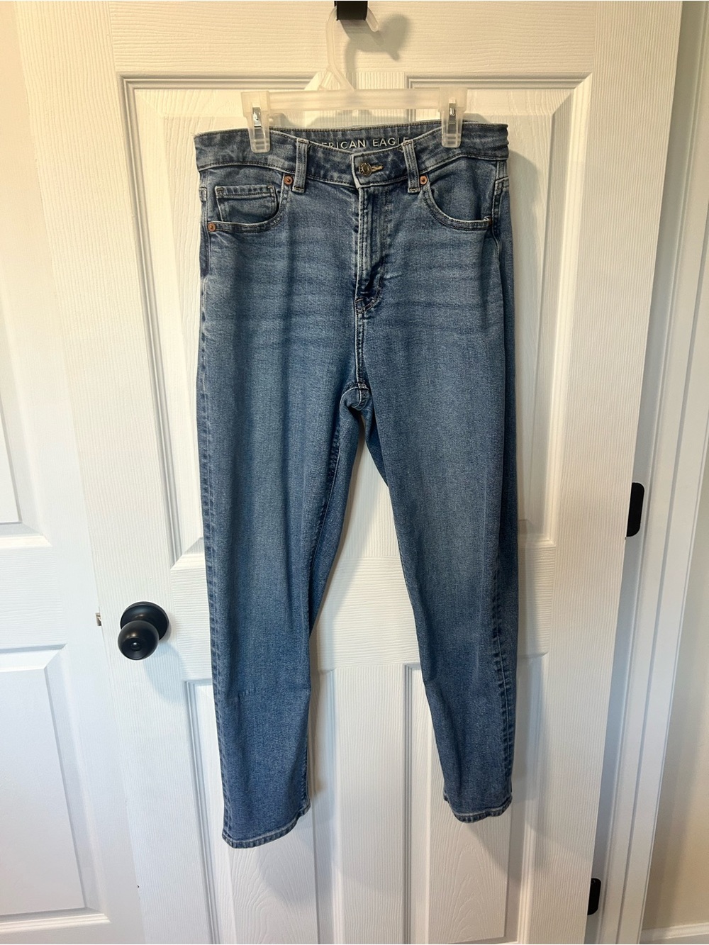 American Eagle Outfitters Light Wash Women’s Straight-Leg Jeans